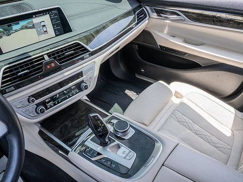 Used 2022 BMW 740i w/ Luxury Rear Seating Package RWD image 26
