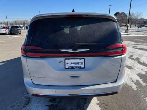 Used 2024 Chrysler Pacifica Touring-L image 39