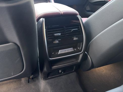 Used 2025 BMW X6 xDrive40i w/ Executive Package image 27