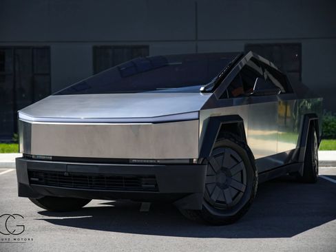 Used 2025 Tesla Cybertruck AWD Crew Cab image 2
