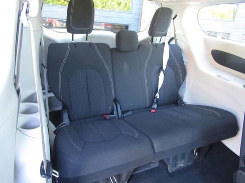 Used 2020 Chrysler Voyager LX image 8