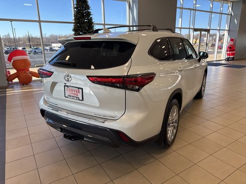 Used 2023 Toyota Highlander Limited image 7
