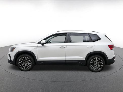 Used 2026 Volkswagen Taos SE FWD image 4