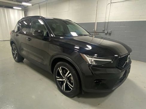 Used 2023 Volvo XC40 B5 Plus w/ Climate Package AWD/4WD image 4
