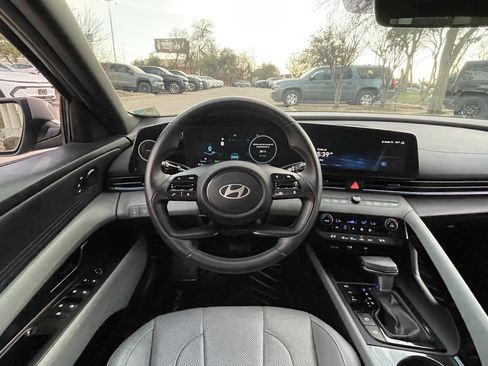 Used 2024 Hyundai Elantra Limited image 11