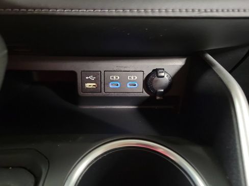 Used 2022 Toyota Highlander XLE AWD/4WD image 19