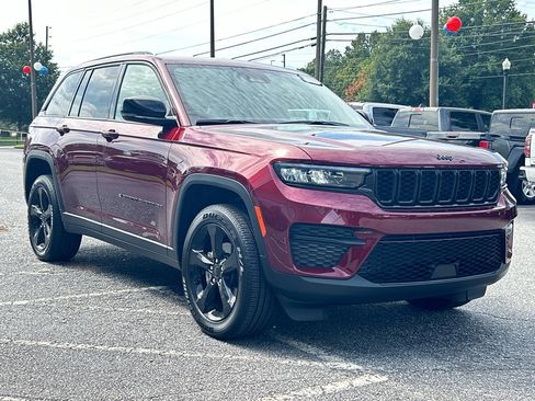 New 2025 Jeep Grand Cherokee Altitude image 4