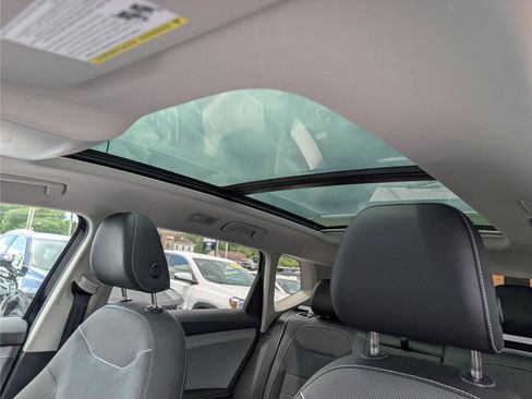 Used 2024 Volkswagen Taos SE w/ Panoramic Sunroof Package FWD image 29