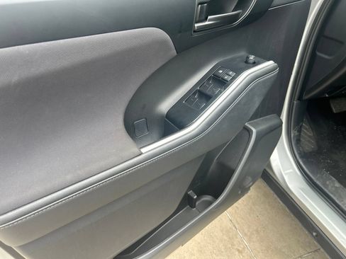 Used 2024 Toyota Highlander LE FWD image 19