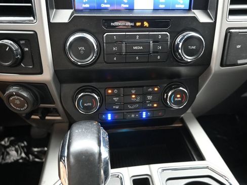 Used 2019 Ford F150 Lariat w/ Trailer Tow Package RWD image 18