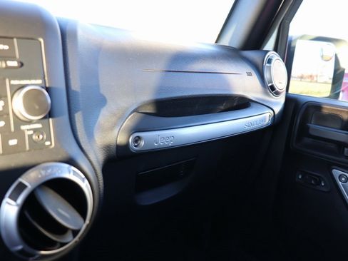 Used 2017 Jeep Wrangler Sahara image 23