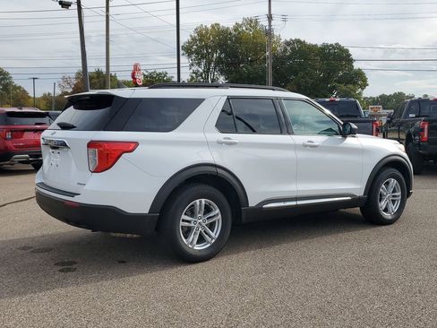 Used 2022 Ford Explorer XLT image 3