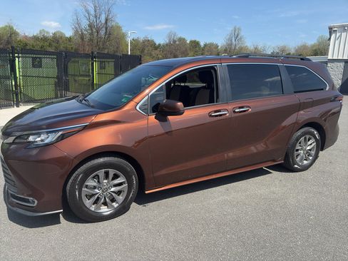Used 2022 Toyota Sienna XLE image 1