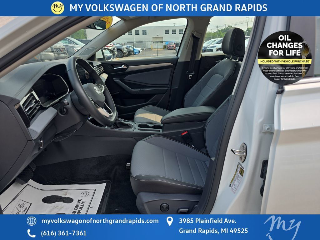 Used 2025 Volkswagen Jetta SE w/ Sunroof Package FWD image 10