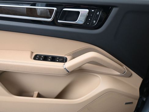 Used 2023 Porsche Cayenne E-Hybrid image 14