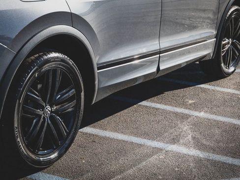 Used 2022 Volkswagen Tiguan SE R-Line image 27