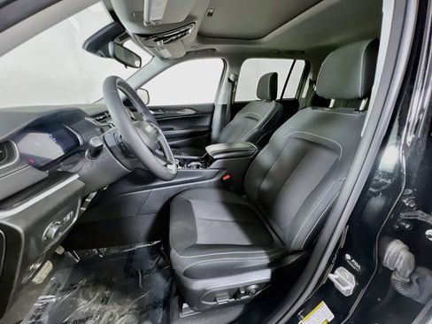 Used 2023 Jeep Grand Cherokee Laredo image 19