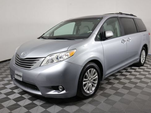 Used 2014 Toyota Sienna XLE w/ XLE Premium Package FWD image 5