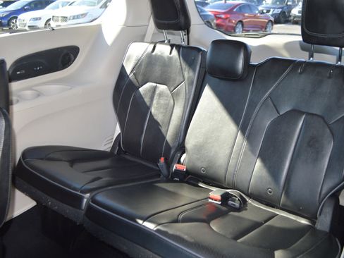 Used 2019 Chrysler Pacifica Limited image 14
