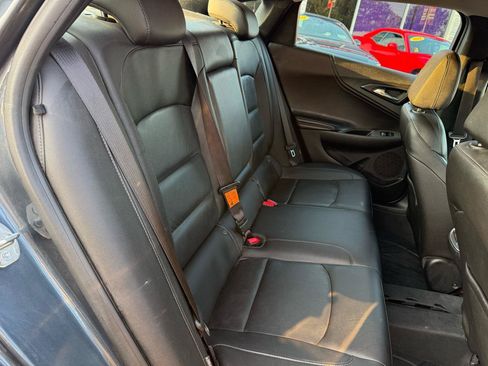 Used 2019 Chevrolet Malibu LT w/ Leather Package FWD image 11