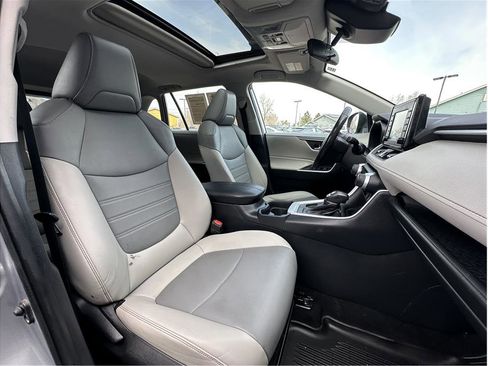 Used 2021 Toyota RAV4 XLE Premium image 15