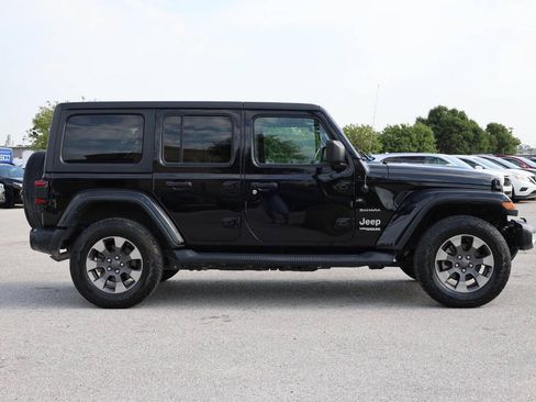 Used 2018 Jeep Wrangler Unlimited Sahara AWD/4WD image 7