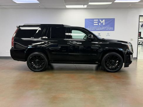 Used 2018 Cadillac Escalade Platinum RWD image 4