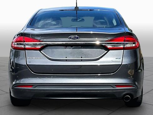 Used 2018 Ford Fusion SE w/ Fusion SE Technology Package FWD image 5