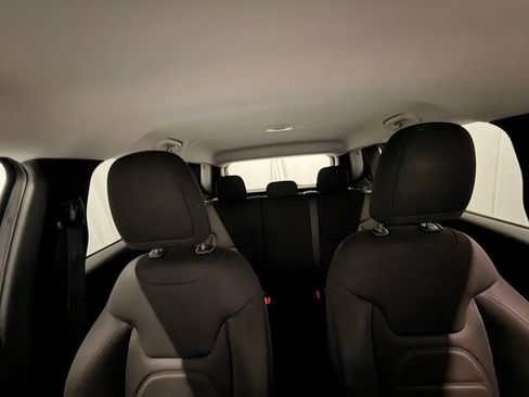 Used 2018 Jeep Renegade Latitude AWD/4WD image 14