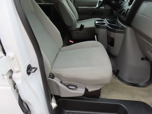 Used 2014 Ford E-350 and Econoline 350 XLT image 17