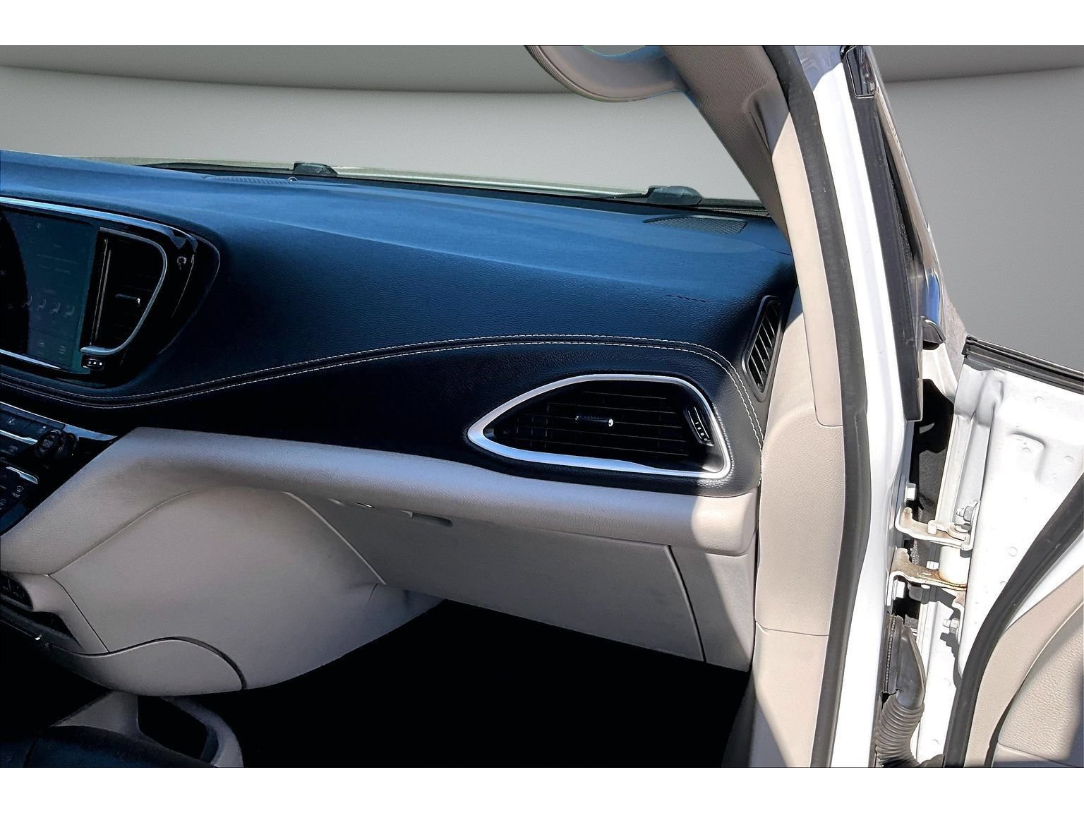 Certified 2022 Chrysler Pacifica Touring-L FWD image 49