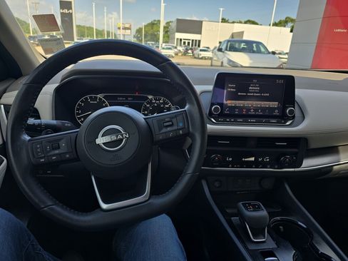 Used 2024 Nissan Rogue SV w/ SV Premium Package FWD image 22