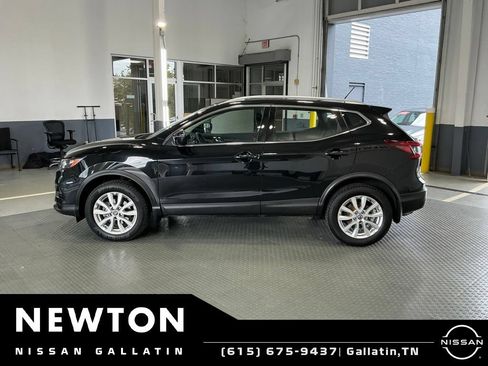 Used 2020 Nissan Rogue Sport SV FWD image 3