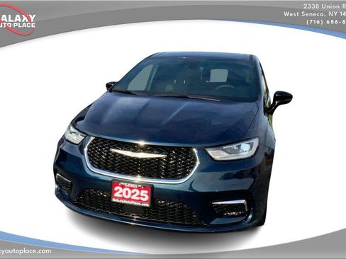 Used 2025 Chrysler Pacifica Select FWD image 2