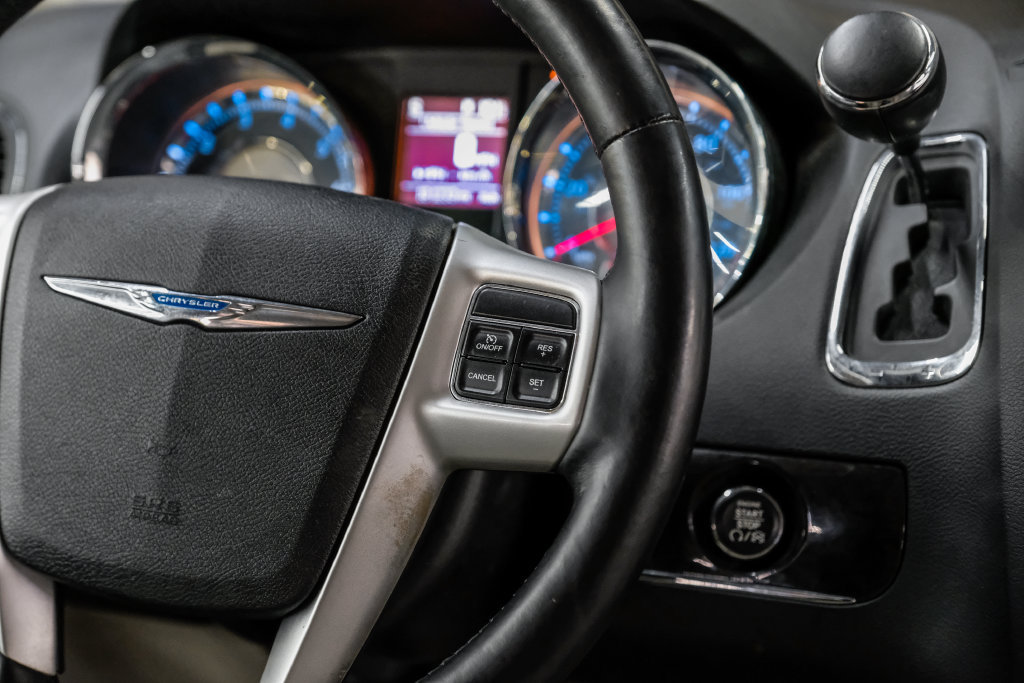 Used 2015 Chrysler Town & Country Touring w/ Driver Convenience Group FWD image 18