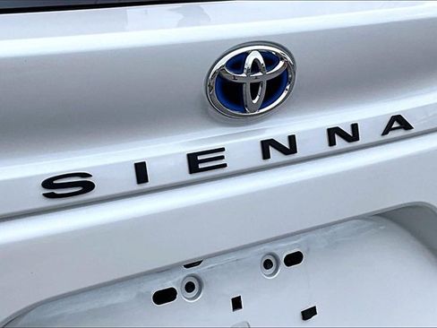 Used 2025 Toyota Sienna XLE image 21