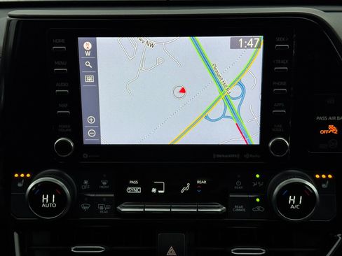 Used 2020 Toyota Highlander XLE image 24