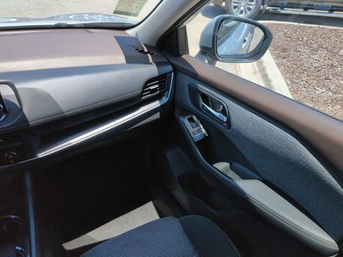 Used 2023 Nissan Rogue SV FWD image 17