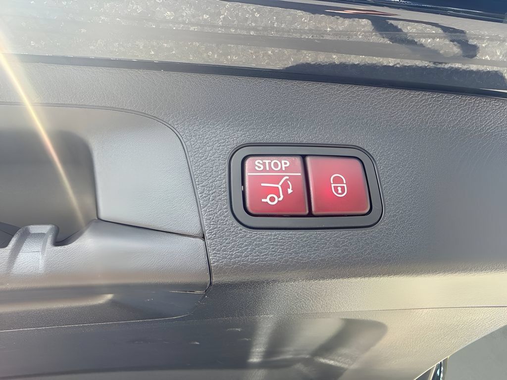 Used 2025 Mercedes-Benz GLS 450 4MATIC image 28
