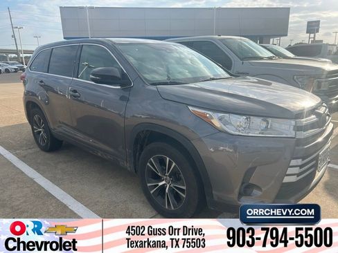 Used 2017 Toyota Highlander LE FWD image 1