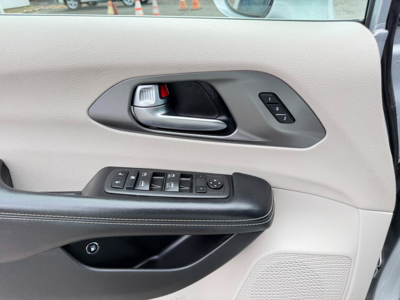 Used 2022 Chrysler Pacifica Touring-L FWD image 16