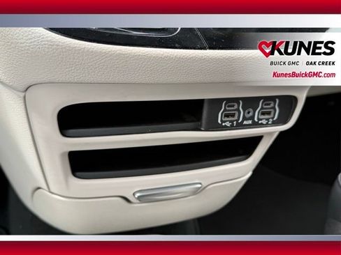 Used 2024 Chrysler Pacifica Limited FWD image 32