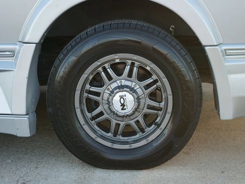 Used 2016 Chevrolet Express 2500 Extended image 15