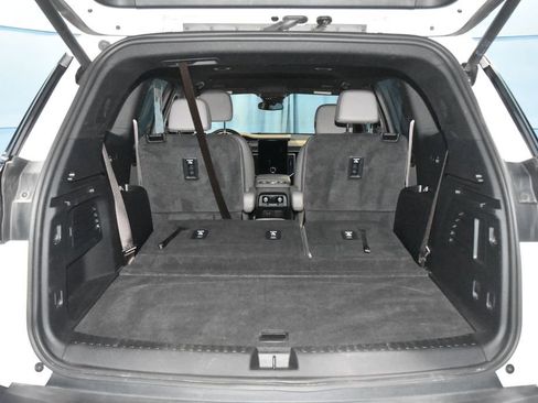 Used 2024 GMC Acadia Elevation image 31