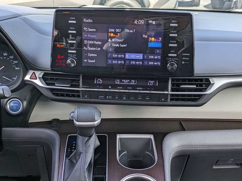 Used 2022 Toyota Sienna XLE FWD image 18