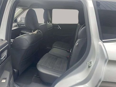 Used 2025 Mitsubishi Outlander SE FWD image 12