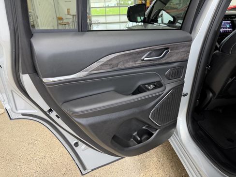 Used 2022 Jeep Grand Cherokee Overland AWD/4WD image 15