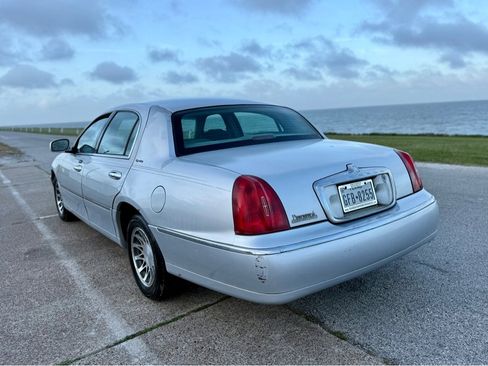 Used 2002 Lincoln Town Car Signature RWD image 7