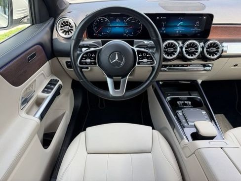 Used 2022 Mercedes-Benz GLB 250 4MATIC image 9