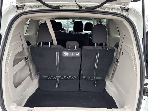 Used 2020 Chrysler Voyager L image 43